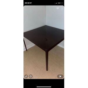 Bonjour Je Vend Une Table À Manger Quelque Rayur Un Peux User . Plateau En Verre Noire Solide Sur Pied En Asier Noir Table Carré - Publicité