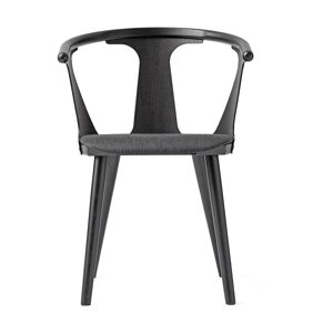 Chaise en chêne laqué noir et tissu gris SK2 In Between - &tradition - Publicité