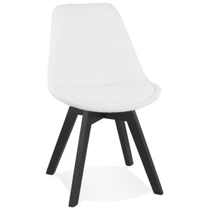 ALTEREGO Chaise design 'LINETTE' en tissu bouloche blanc et pieds en bois noir