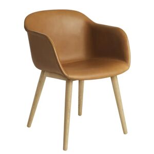 Muuto Fiber Chair stol med armstøtte og trebein Cognac leather-oak