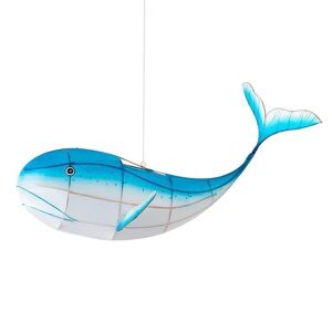 Petit Pan Lámpara de techo forma de ballena en bambú y seda azul 50cm