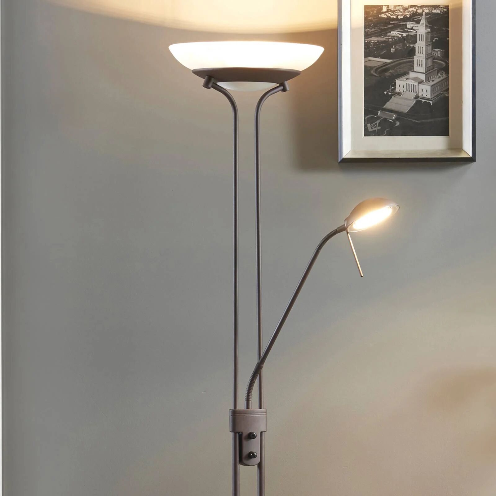 Lindby Yveta -rustfarget LED-uplight-gulvlampe med dimmer