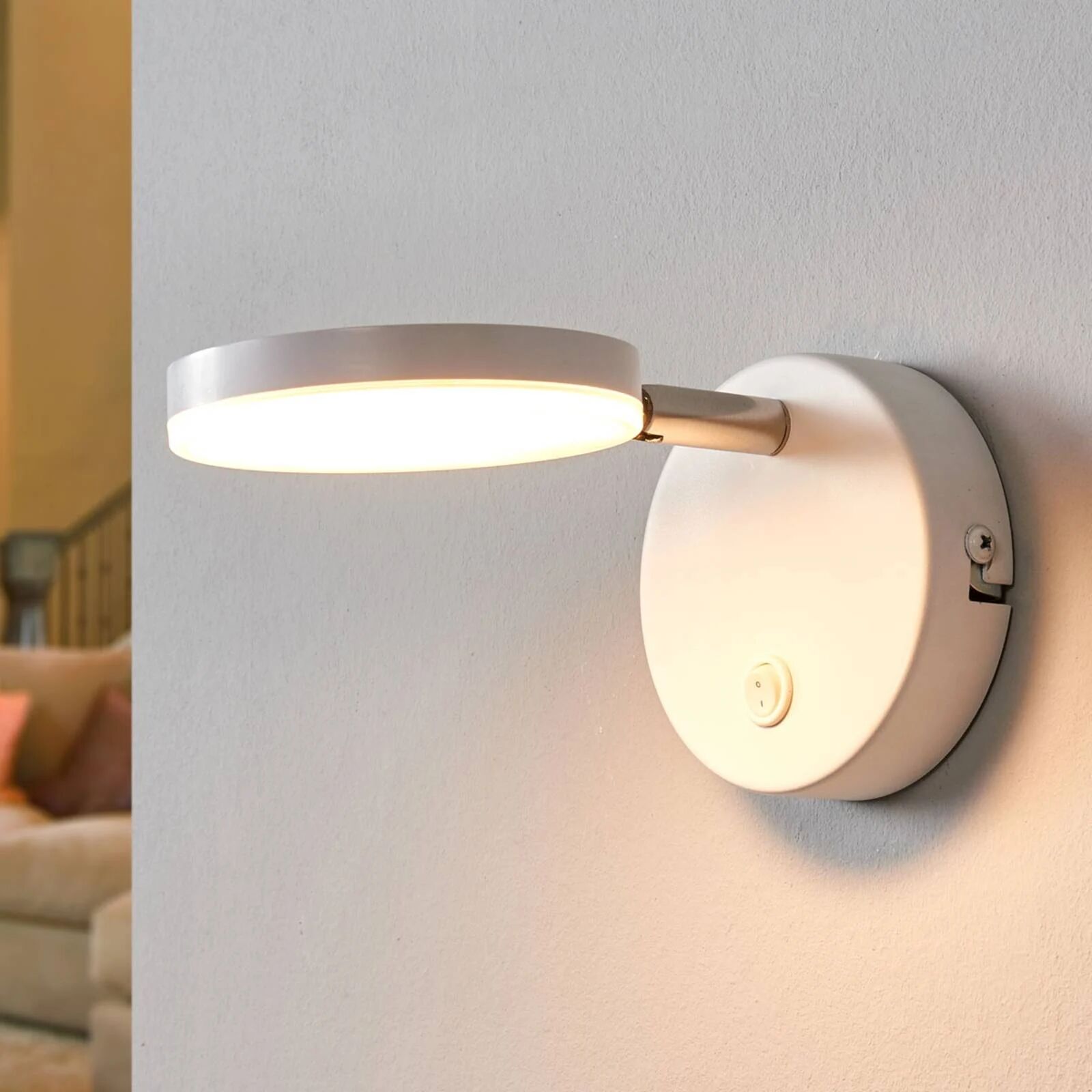 Lindby Milow hvit LED-vegglampe med bryter