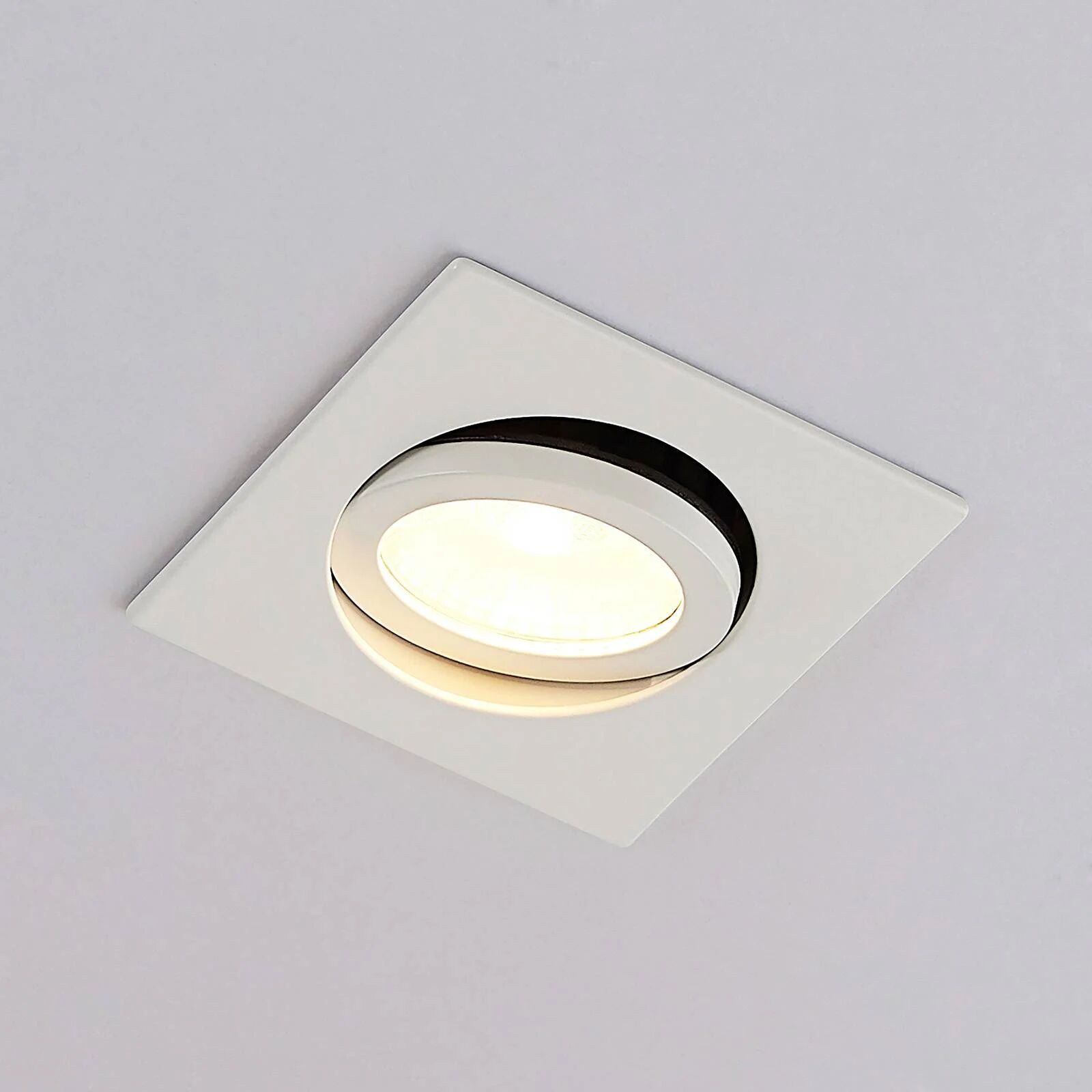 Arcchio Dacio LED-downlight kantet 36°, IP65, 8,2W