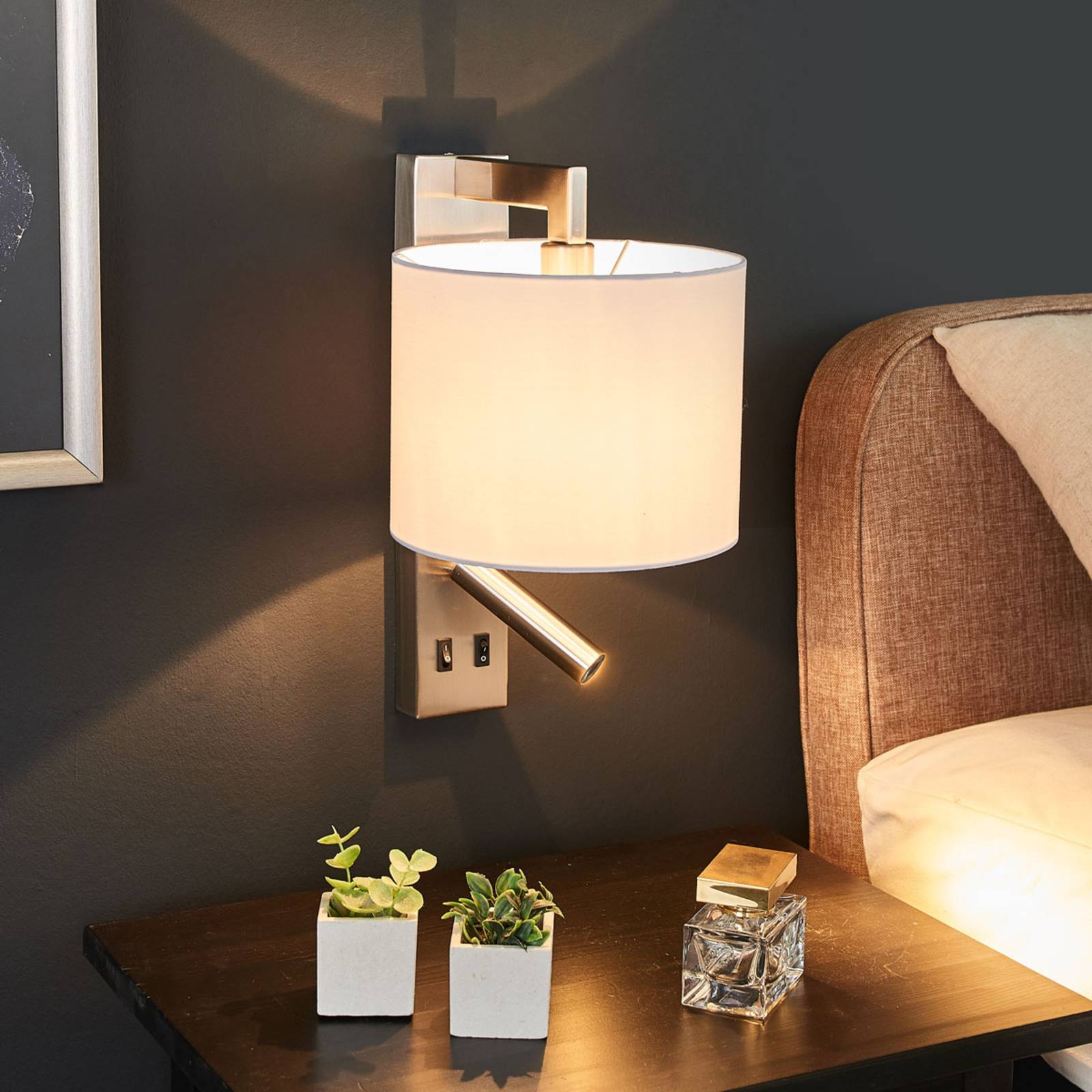 Lindby Hvit vegglampe Mavis med LED-leselys