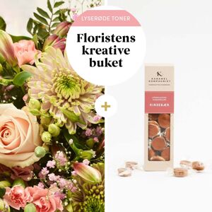 Interflora Floristens kreative buket i lyserøde nuancer med karameller