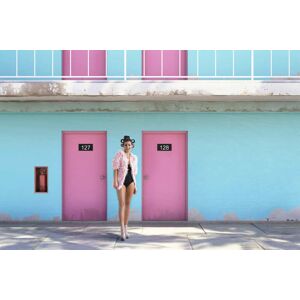 queence Acrylglasbild »Frau vor Hauswand« rosa Größe
