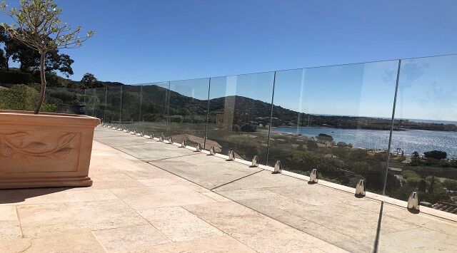 NAO Balustrade Verre Aluminium avec pince au sol