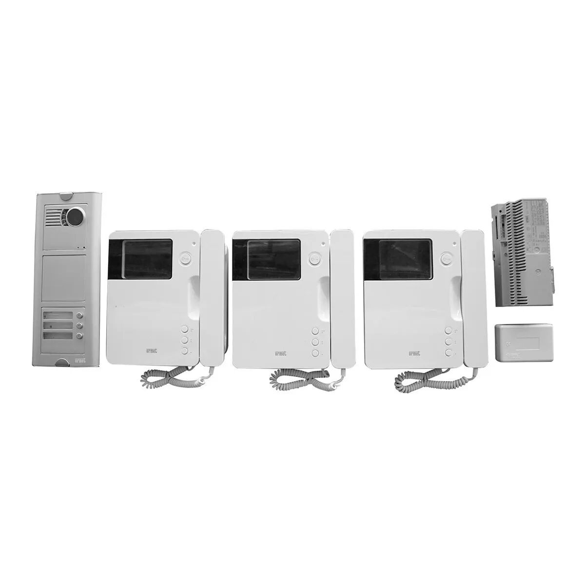 URMET Kit Videocitofonico  Trifamiliare Con Pulsantiera Modulare Espandibile A 6 Famiglie