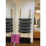 YFFDKA Wandyogamat en schuimroller opslagorganisatorplank, houten zware oefenmatten displaystandaard rekhouder, binnen/studio/yogaruimte, kleine ruimte (maat: 9 niveaus) Hello