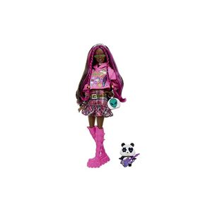 Barbie Extra Poupée avec Panda, vêtements et Accessoires, Cheveux Bruns avec mèches Roses, Sweat à Capuche et Jupe écossaise, Jouet Enfant, Dès 3 Ans, HKP93 - Publicité