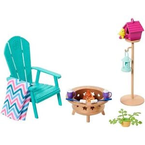 Mattel - Barbie Mobilier - HJV33 - Ensemble décoration de Maison de poupée Barbie - Terrasse de Jardin, feu de Camp, mangeoire à Oiseaux et nichoir - Publicité