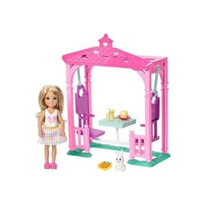 Barbie Famille Mini-poupée Blonde Chelsea et Pergola pour Pique-Nique avec Figurine de Lapin et Petits Accessoires, Jouet pour Enfant, FDB34 - Publicité
