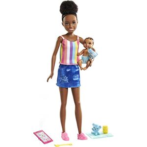 Barbie Famille Coffret poupée Skipper Baby-Sitter Brune en Short avec Figurine bébé et 4 Accessoires Inclus, Jouet pour Enfant, GRP12 - Publicité