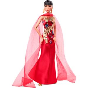 Barbie Série Femmes D’Exception Poupée Anna May Wong en Robe Rouge avec Un Dragon Doré, avec Socle Et Certificat D’Authenticité, À Collectionner, Jouet Enfant, Dès 3 Ans, HMT97 - Publicité