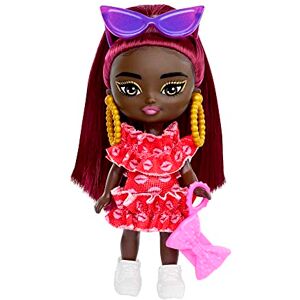 Barbie Mini Poupée Extra aux Cheveux Bordeaux avec Lunettes de Soleil, Robe à Volants Rouge, vêtements et Accessoires, Jouet Enfant, Dès 3 Ans, HLN47 - Publicité