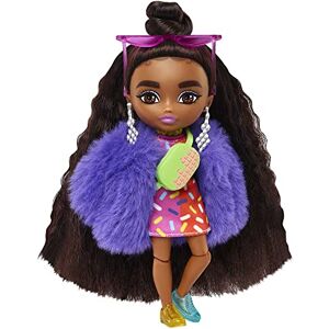 Barbie Extra Mini poupée n°1 (14 cm) avec Robe et Manteau, Socle et Accessoires Dont Lunettes de Soleil et Sac Banane, Jouet pour Enfant, HGP63 - Publicité