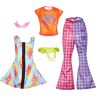 Barbie Fashion Pack HJT34 – set van 2 poppenkleding outfits – oranje top en ruitpatroon, blauwe mini-jurk met vlammenpatroon