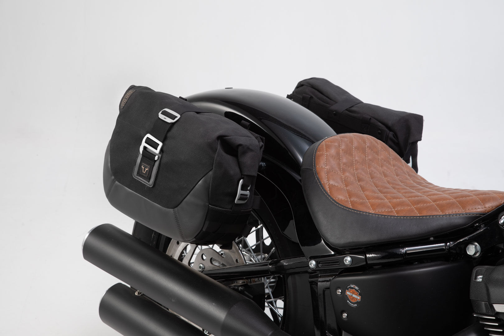 SW-Motech Legend Gear side bag system LC Black Edition - Harley Dav. Softail Str. Bob (17-), Standard (20-). schwarz