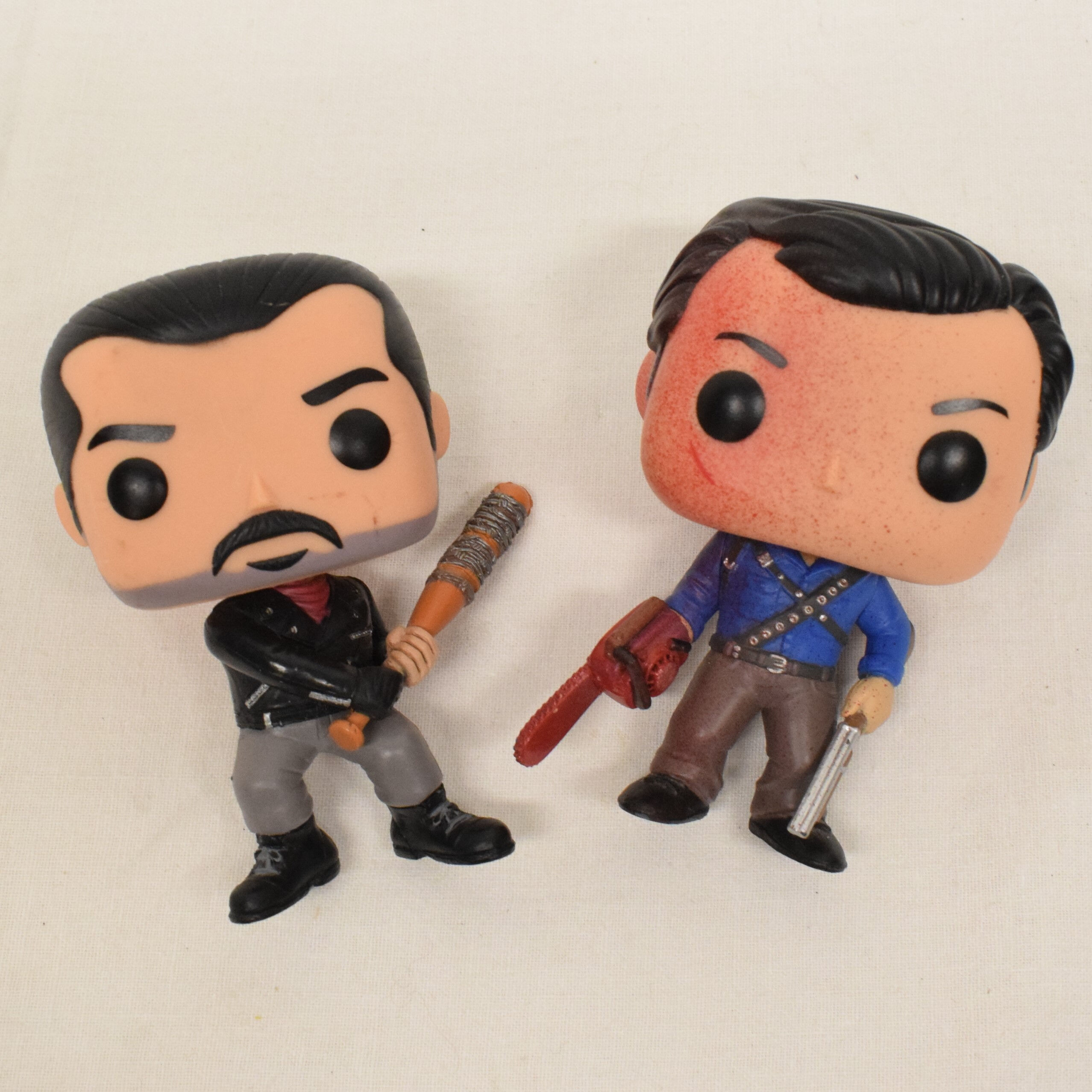 Duo de figurines ASH Evil Dead série et NEGAN Walking Dead série par FUNKO POP