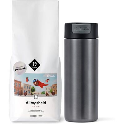 Kaffee-Geschenkset „Alltagsheld to go„ – 1x 1kg Omni-Roast Ganze Bohne und Kambukka Becher Coffee https://www.tchibo.at/products/254623724412/kaffee-geschenkset-alltagsheld-to-go-1x-1kg-omni-roast-ganze-bohne-und-kambukka-becher?article_id=141740379369 Kaffee-Geschenkset „Alltagsheld to go„ – 1x 1kg Omni-Roast Ganze Bohne und Kambukka Becher Coffee https://www.tchibo.at/products/254623724412/kaffee-geschenkset-alltagsheld-to-go-1x-1kg-omni-roast-ganze-bohne-und-kambukka-becher?article_id=141740379369