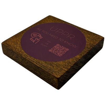 PRODUCTMATE Tischaufsteller liegend schräg mit QR-Code Aufkleber glänzend und NFC-Chip; 8.5x8.5 cm (BxH); buche/dunkelbraun; 25 Stück / Pack PRODUCTMATE Tischaufsteller liegend schräg mit QR-Code Aufkleber glänzend und NFC-Chip; 8.5x8.5 cm (BxH); buche/dunkelbraun; 25 Stück / Pack