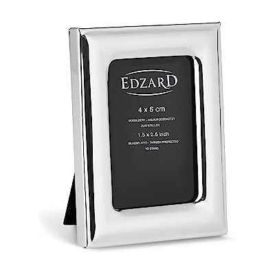 EDZARD Mini-Bilderrahmen Adria (für Foto 4 x 6 cm), edel versilbert, anlaufgeschützt, mit Samtrücken, zum Stellen – Fotorahmen 4x6, Silberrahmen, Portraitrahmen, Geschenk Hochzeit EDZARD Mini-Bilderrahmen Adria (für Foto 4 x 6 cm), edel versilbert, anlaufgeschützt, mit Samtrücken, zum Stellen – Fotorahmen 4x6, Silberrahmen, Portraitrahmen, Geschenk Hochzeit