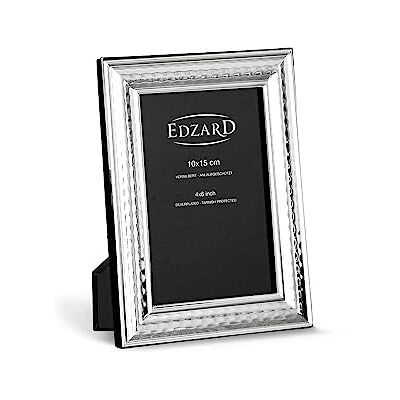 EDZARD Bilderrahmen Urbino (für Foto 10 x 15 cm), edel versilbert, anlaufgeschützt, mit facettiertem Relief, Samtrücken, 2 Aufhänger, zum Stellen und Hängen – Fotorahmen 10x15, Silberrahmen, Tischdeko EDZARD Bilderrahmen Urbino (für Foto 10 x 15 cm), edel versilbert, anlaufgeschützt, mit facettiertem Relief, Samtrücken, 2 Aufhänger, zum Stellen und Hängen – Fotorahmen 10x15, Silberrahmen, Tischdeko