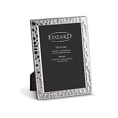 EDZARD Bilderrahmen Pavia (für Foto 10 x 15 cm), edel versilbert, anlaufgeschützt, gehämmert, Samtrücken, 2 Aufhänger, zum Stellen und Hängen – Fotorahmen 10x15, Silberrahmen, Geschenk Hochzeit EDZARD Bilderrahmen Pavia (für Foto 10 x 15 cm), edel versilbert, anlaufgeschützt, gehämmert, Samtrücken, 2 Aufhänger, zum Stellen und Hängen – Fotorahmen 10x15, Silberrahmen, Geschenk Hochzeit