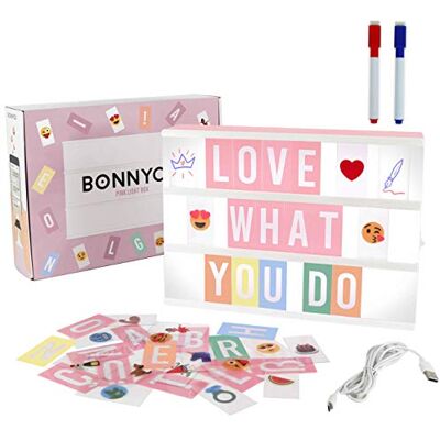 BONNYCO Light Box Rosa A4 mit 400 Buchstaben, Emojis, 2 Stifte, USB, Ä Ö Ü ß Enhalten. Pink Led Lightbox Buchstaben Geschenk für Frauen, Mädchen. Led Leuchtkasten Kinder Schlafzimmer, Wohnzimmer Deko BONNYCO Light Box Rosa A4 mit 400 Buchstaben, Emojis, 2 Stifte, USB, Ä Ö Ü ß Enhalten. Pink Led Lightbox Buchstaben Geschenk für Frauen, Mädchen. Led Leuchtkasten Kinder Schlafzimmer, Wohnzimmer Deko
