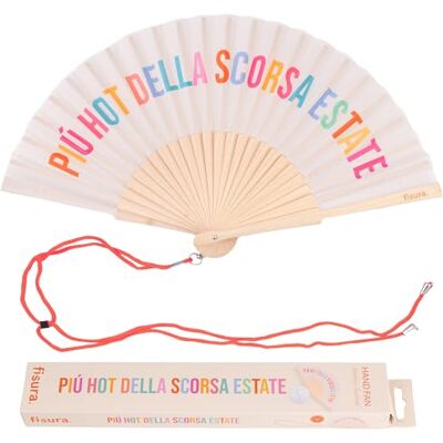 FISURA – Handfächer aus Holz mit der Aufschrift "Più hot della scorsa estate“. Trendiges, stilvolles Accessoire in Beige, tragbarer Ventilator mit praktischem Aufhänger. Maße: 42,5 x 23 cm FISURA – Handfächer aus Holz mit der Aufschrift "Più hot della scorsa estate“. Trendiges, stilvolles Accessoire in Beige, tragbarer Ventilator mit praktischem Aufhänger. Maße: 42,5 x 23 cm
