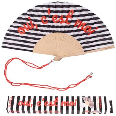 FISURA – Holzfächer mit Streifendesign und der Aufschrift "Oui, c’est moi“. Elegantes, schwarz-weiß gestreiftes Accessoire, stilvoller Handventilator mit praktischem Aufhänger. Maße: 42,5 x 23 cm FISURA – Holzfächer mit Streifendesign und der Aufschrift "Oui, c’est moi“. Elegantes, schwarz-weiß gestreiftes Accessoire, stilvoller Handventilator mit praktischem Aufhänger. Maße: 42,5 x 23 cm