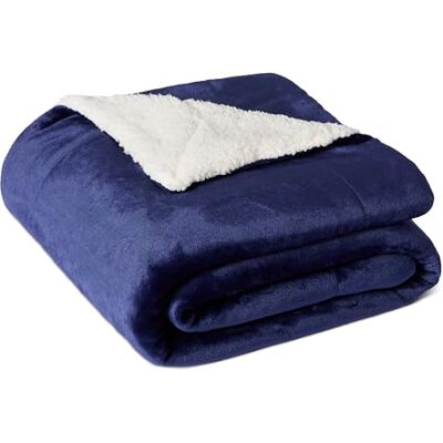 Amazon Basics Sherpa-Kuscheldecke, Mikrofaser-Wendedecke für Sofa und Bett, 127,0cm x 152,0cm, Marineblau Amazon Basics Sherpa-Kuscheldecke, Mikrofaser-Wendedecke für Sofa und Bett, 127,0cm x 152,0cm, Marineblau