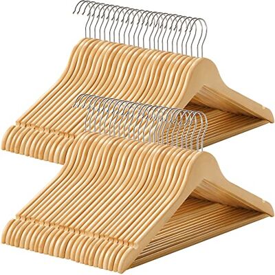 SONGMICS Kleiderbügel Holz, 50er Set, Bügel aus Massivholz, Einkerbungen im Schulterbereich, Rutschfester Hosensteg, um 360° drehbarer Haken, für Anzüge, Hemden, naturfarben-silbern CRW001-50 SONGMICS Kleiderbügel Holz, 50er Set, Bügel aus Massivholz, Einkerbungen im Schulterbereich, Rutschfester Hosensteg, um 360° drehbarer Haken, für Anzüge, Hemden, naturfarben-silbern CRW001-50