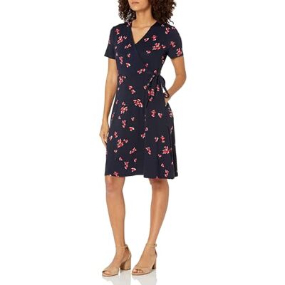 Amazon Essentials Damen Kurzärmliges Kleid mit Wickeloptik, Marineblau Rot Blumen, L Amazon Essentials Damen Kurzärmliges Kleid mit Wickeloptik, Marineblau Rot Blumen, L