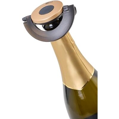 AdHoc dichter Sektflaschenverschluss GUSTO, Schwarz/Gold, Kunststoff/Silikon, Extrem flach Sektverschluss, Luftdichter, auslaufsicher Flaschenverschluss für Sekt, Champagner und Prosecco, Geschenkbox AdHoc dichter Sektflaschenverschluss GUSTO, Schwarz/Gold, Kunststoff/Silikon, Extrem flach Sektverschluss, Luftdichter, auslaufsicher Flaschenverschluss für Sekt, Champagner und Prosecco, Geschenkbox