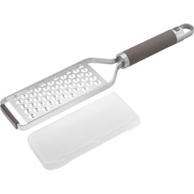 ZWILLING Pro Reibe mit Zwei-Wege-Reibtechnologie, rostfreier Edelstahl, Schutzhülle, feine Reibefläche, für Käse, Obst, Gemüse, 34 cm ZWILLING Pro Reibe mit Zwei-Wege-Reibtechnologie, rostfreier Edelstahl, Schutzhülle, feine Reibefläche, für Käse, Obst, Gemüse, 34 cm