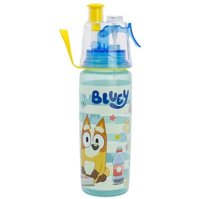 Stor Bluey Kinder Trinkflasche 575ml aus Kunststoff mit Trinktülle und Sprühknopf BPA-frei Wiederverwendbar für Kinder Stor Bluey Kinder Trinkflasche 575ml aus Kunststoff mit Trinktülle und Sprühknopf BPA-frei Wiederverwendbar für Kinder