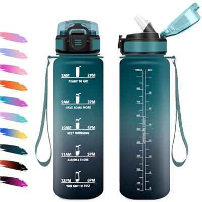KollyKolla Sportflasche 1L, Auslaufsicher Trinkflasche mit Strohhalm, Wasserflasche Kohlensäure Geeignet, Motivierende Trinkflasche mit Zeitmarkierung, Wasserflasche für Klettern, Reisen, Fitnessstudio, Gym KollyKolla Sportflasche 1L, Auslaufsicher Trinkflasche mit Strohhalm, Wasserflasche Kohlensäure Geeignet, Motivierende Trinkflasche mit Zeitmarkierung, Wasserflasche für Klettern, Reisen, Fitnessstudio, Gym