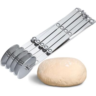 Westmark Teigschneider, 5 Rädchen – Schnelleres Vorbereiten und Portionieren von Teig, Fondant und mehr, flexibel verstellbare Streifen von 1,2 bis 12,2 cm – Rostfreier Edelstahl Westmark Teigschneider, 5 Rädchen – Schnelleres Vorbereiten und Portionieren von Teig, Fondant und mehr, flexibel verstellbare Streifen von 1,2 bis 12,2 cm – Rostfreier Edelstahl