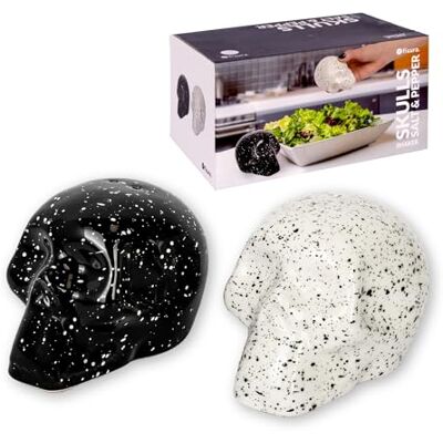 FISURA – Salz- und Pfefferstreuer "Skulls“. Originelles Keramik-Set mit Totenkopf-Design für Esstisch und Küche. 2-teiliges Gewürzstreuer-Set, 7 x 6,5 cm. FISURA – Salz- und Pfefferstreuer "Skulls“. Originelles Keramik-Set mit Totenkopf-Design für Esstisch und Küche. 2-teiliges Gewürzstreuer-Set, 7 x 6,5 cm.
