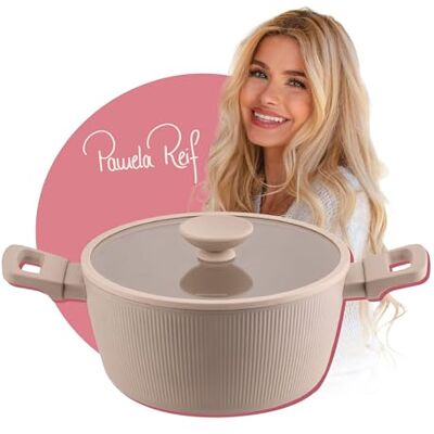FACKELMANN x Pamela Reif Kochtopf mit Glasdeckel Ø 24 cm – Pastell-Beige, geschmiedetes recyceltes Aluminium, PFAS-freie keramische Beschichtung, für alle Herdarten geeignet FACKELMANN x Pamela Reif Kochtopf mit Glasdeckel Ø 24 cm – Pastell-Beige, geschmiedetes recyceltes Aluminium, PFAS-freie keramische Beschichtung, für alle Herdarten geeignet