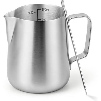 Elalove Milchkännchen, 350ml/12oz Milchkanne Barista mit Skalenlinie und Latte Art Stift, Kaffee Begleiter Milchschaum Kanne, Metall Barista Zubehör, geeignet für Cappuccino, Latte und Espresso Elalove Milchkännchen, 350ml/12oz Milchkanne Barista mit Skalenlinie und Latte Art Stift, Kaffee Begleiter Milchschaum Kanne, Metall Barista Zubehör, geeignet für Cappuccino, Latte und Espresso