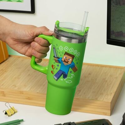 Paladone Minecraft-Thermobecher mit Strohhalm, Motiv: Steve und Creeper, 850 ml, grün, offiziell lizenzierter Quencher-Reisebecher mit Griff, für Eistee oder Kaffee, Gaming-Fanartikel Paladone Minecraft-Thermobecher mit Strohhalm, Motiv: Steve und Creeper, 850 ml, grün, offiziell lizenzierter Quencher-Reisebecher mit Griff, für Eistee oder Kaffee, Gaming-Fanartikel