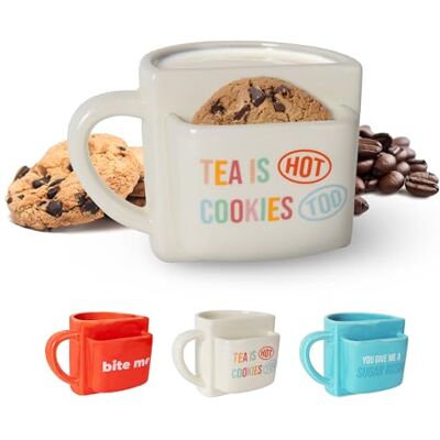 FISURA Originelle Tasse mit Keksfach “Tea is hot”, weiße Teetasse 316 ml aus Keramik, witziger Frühstücksbecher als Geschenkidee, moderner Kaffeebecher für den Start in den Tag FISURA Originelle Tasse mit Keksfach “Tea is hot”, weiße Teetasse 316 ml aus Keramik, witziger Frühstücksbecher als Geschenkidee, moderner Kaffeebecher für den Start in den Tag