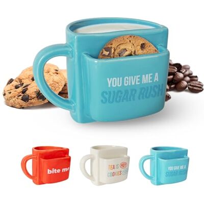 FISURA Originelle Tasse mit Keksfach “A sugar rush”, blaue Teetasse 316 ml aus Keramik, lustiger Frühstücksbecher als Geschenkidee, trendiger Becher für Tee oder Kaffee am Morgen. FISURA Originelle Tasse mit Keksfach “A sugar rush”, blaue Teetasse 316 ml aus Keramik, lustiger Frühstücksbecher als Geschenkidee, trendiger Becher für Tee oder Kaffee am Morgen.