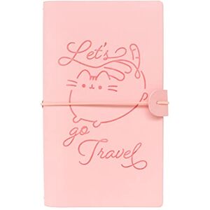 Grupo Erik Reisetagebuch zum Selberschreiben Pusheen Dotted Notebook 12x19,6 cm, Einband aus synthetischem Leder und Gummiband zum sicheren Verschließen, Rose Grupo Erik Reisetagebuch zum Selberschreiben Pusheen Dotted Notebook 12x19,6 cm, Einband aus synthetischem Leder und Gummiband zum sicheren Verschließen, Rose