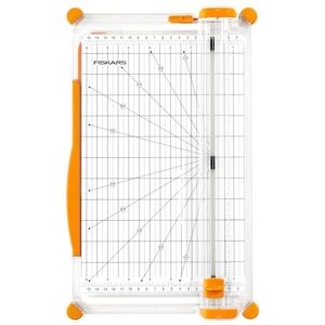 Fiskars SureCut Papierschneidemaschine, A4, Breite Grundfläche, Großer Papierschneider mit Schnittlinienführung, Weiß/Orange, 1077980 Fiskars SureCut Papierschneidemaschine, A4, Breite Grundfläche, Großer Papierschneider mit Schnittlinienführung, Weiß/Orange, 1077980