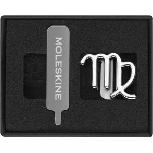 Moleskine -Anstecknadel für Notizbuch oder Agenda, Jungfrau, Brosche mit Sternzeichen-Symbol, Personalisiere den Gummibandverschluss, Personalisierte Geschenkidee, Farbe Silber Moleskine -Anstecknadel für Notizbuch oder Agenda, Jungfrau, Brosche mit Sternzeichen-Symbol, Personalisiere den Gummibandverschluss, Personalisierte Geschenkidee, Farbe Silber