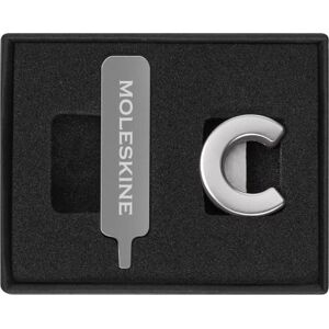 Moleskine -Anstecknadel für Notizbuch oder Agenda, Buchstabe C, Buchstaben-Anstecknadel, Personalisiere den Verschluss mit einem Gummiband, Personalisierte Geschenkideen, Silberfarbe Moleskine -Anstecknadel für Notizbuch oder Agenda, Buchstabe C, Buchstaben-Anstecknadel, Personalisiere den Verschluss mit einem Gummiband, Personalisierte Geschenkideen, Silberfarbe